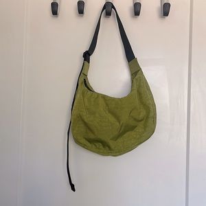 Baggu Medium Crescent in Avocado Green